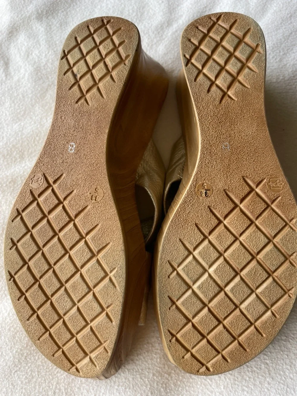 Onex Metallic Gold Knot Wedge Sandals Size 8 So comfy!